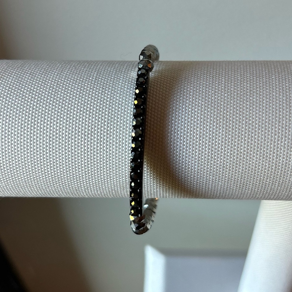 Kinsley Armelle Beaded Bracelet – Black & Silver
🖤✨